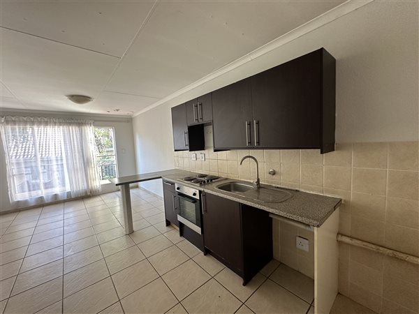 1.5 Bed Apartment in Douglasdale