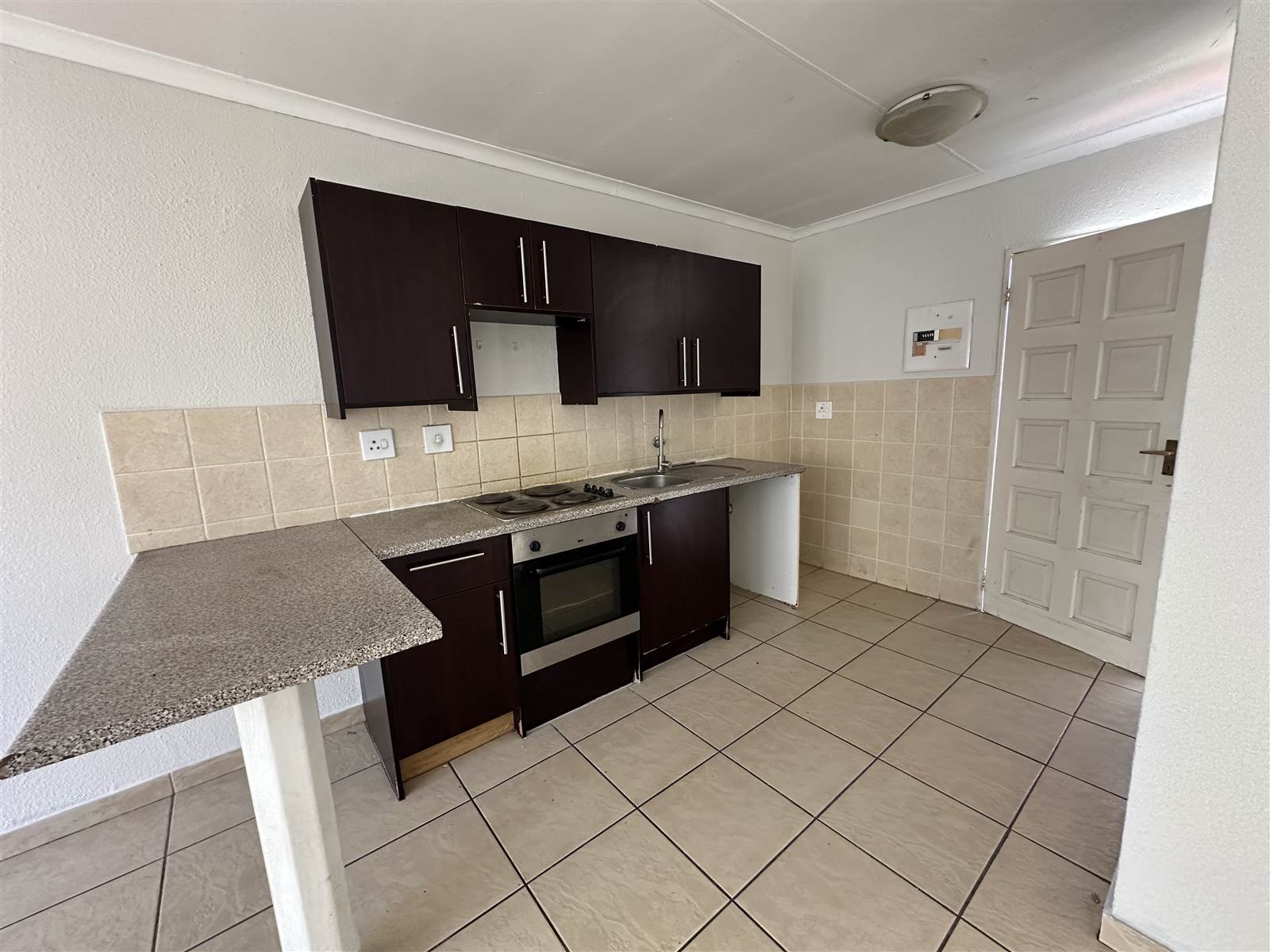 1.5 Bed Apartment in Douglasdale photo number 2