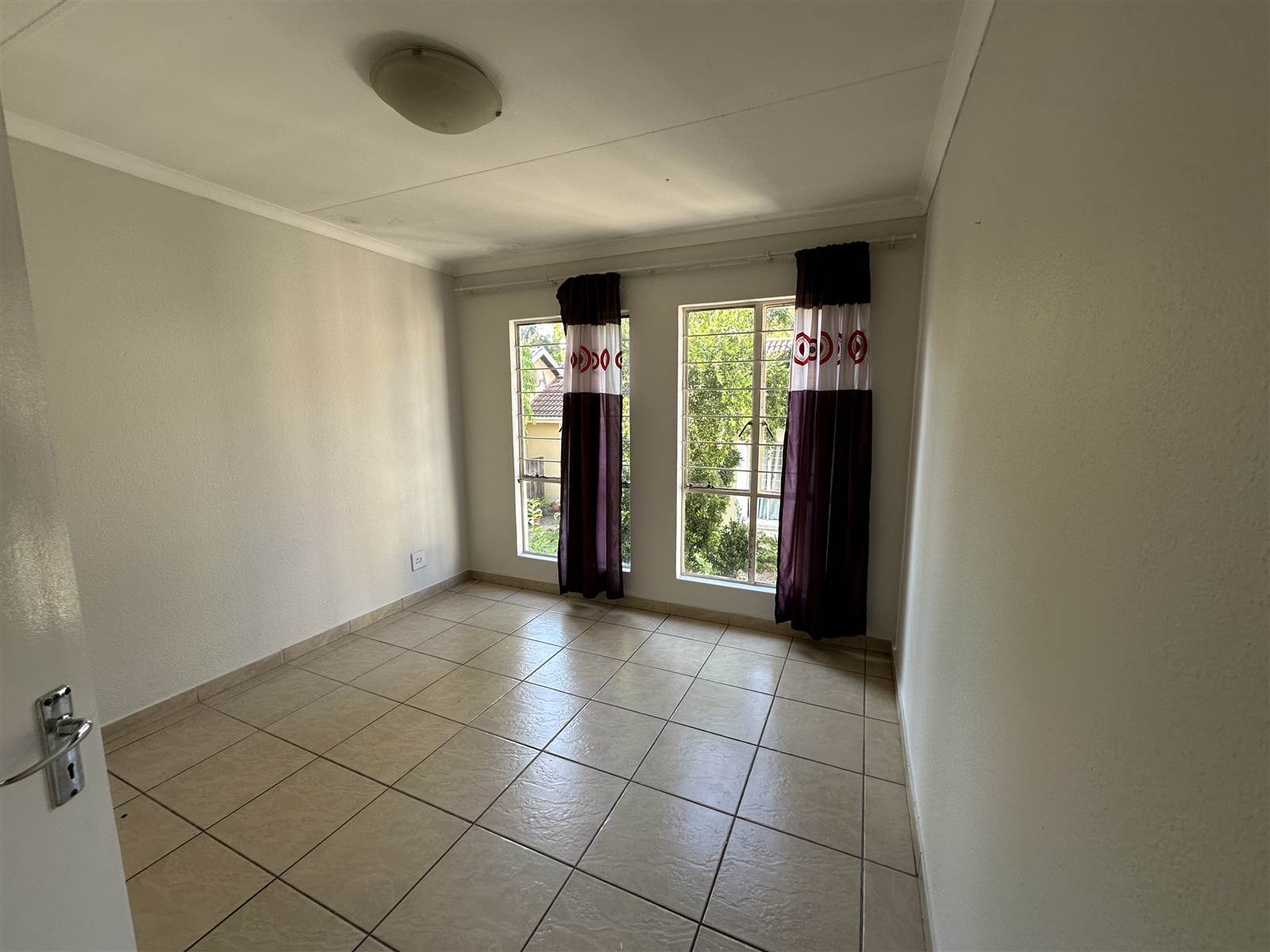 1.5 Bed Apartment in Douglasdale photo number 6