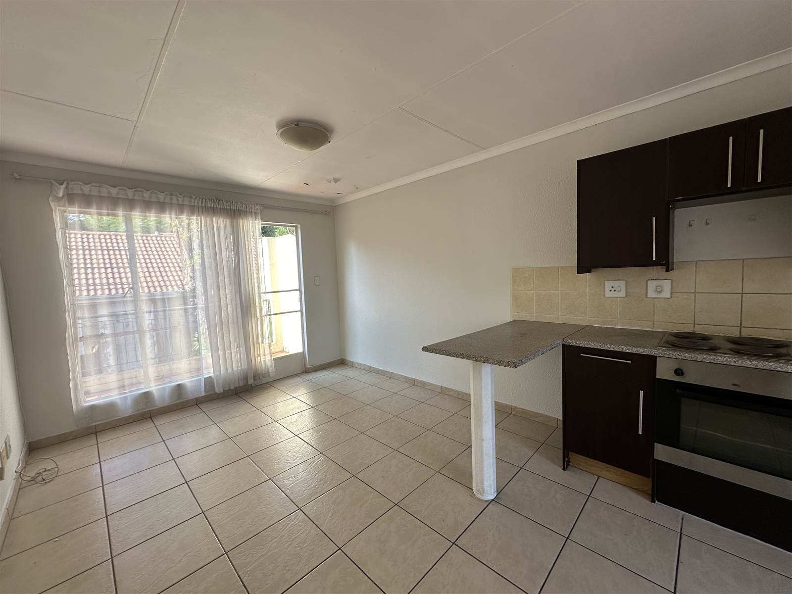 1.5 Bed Apartment in Douglasdale photo number 3