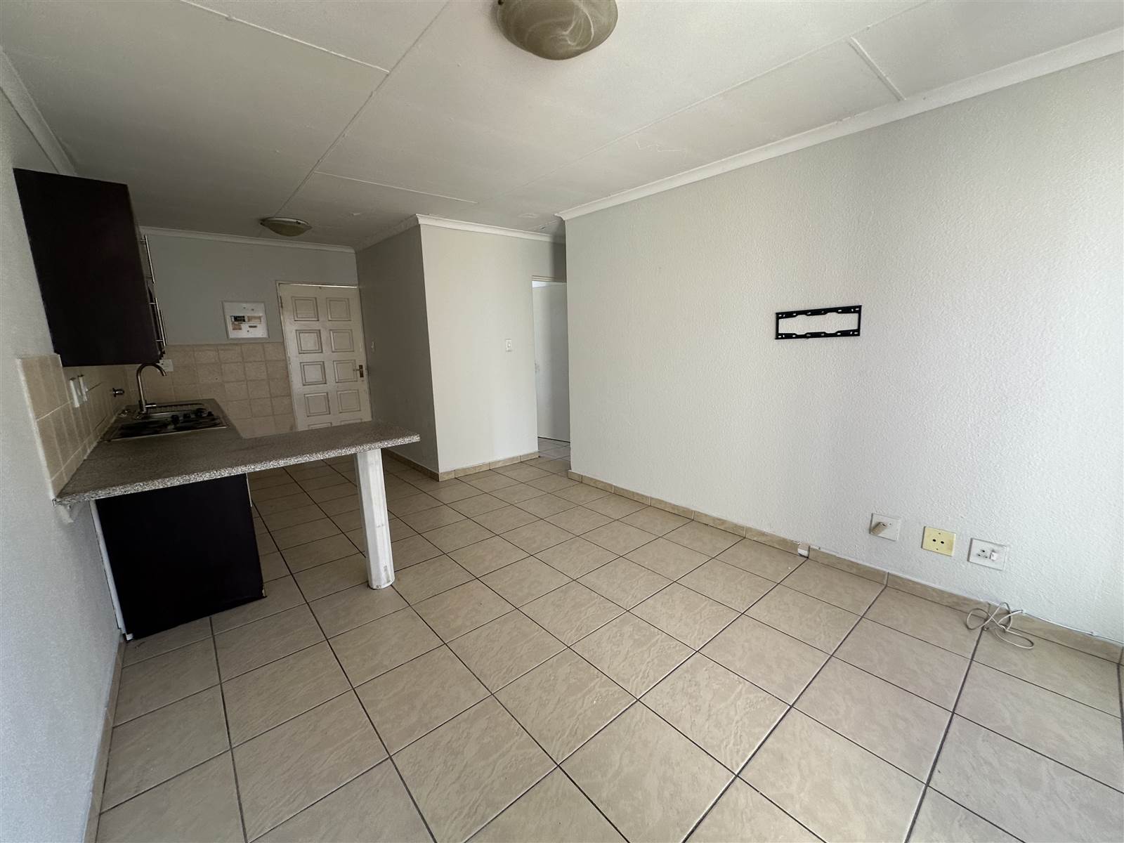 1.5 Bed Apartment in Douglasdale photo number 4