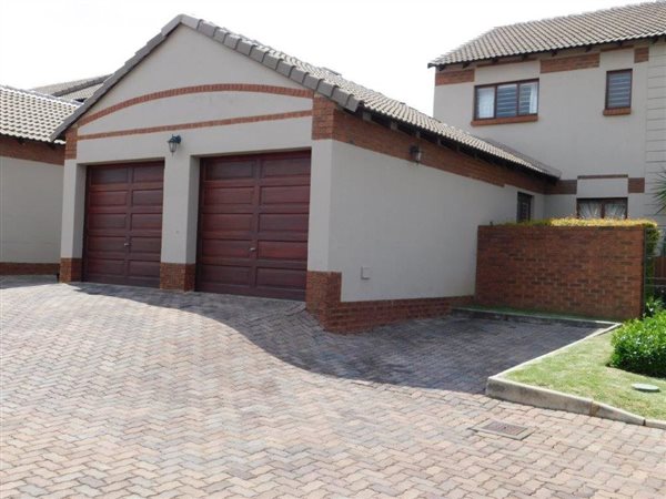 4 Bed Townhouse in Rietvlei Heights Country Estate