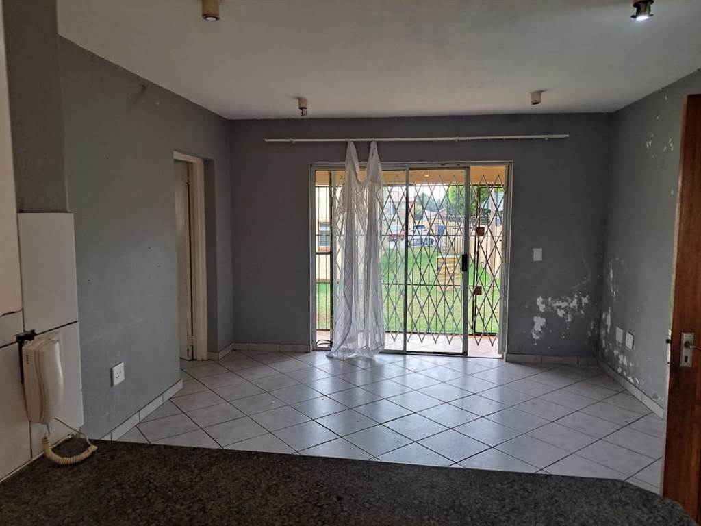 3 Bed Apartment in Rensburg photo number 18