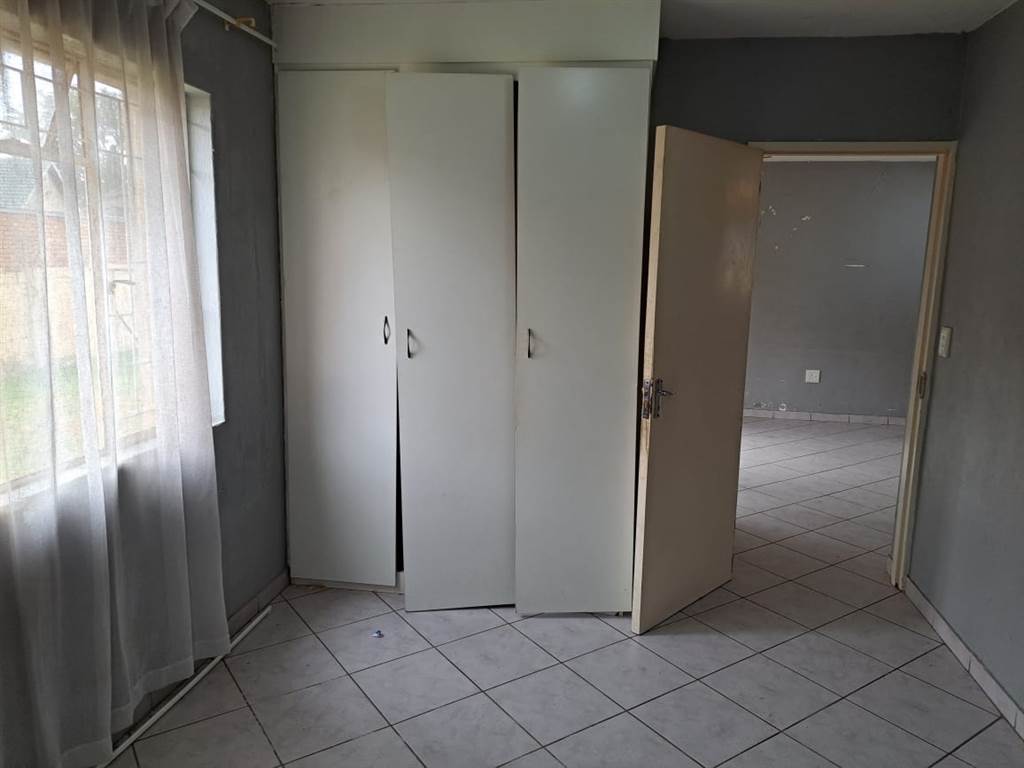 3 Bed Apartment in Rensburg photo number 15
