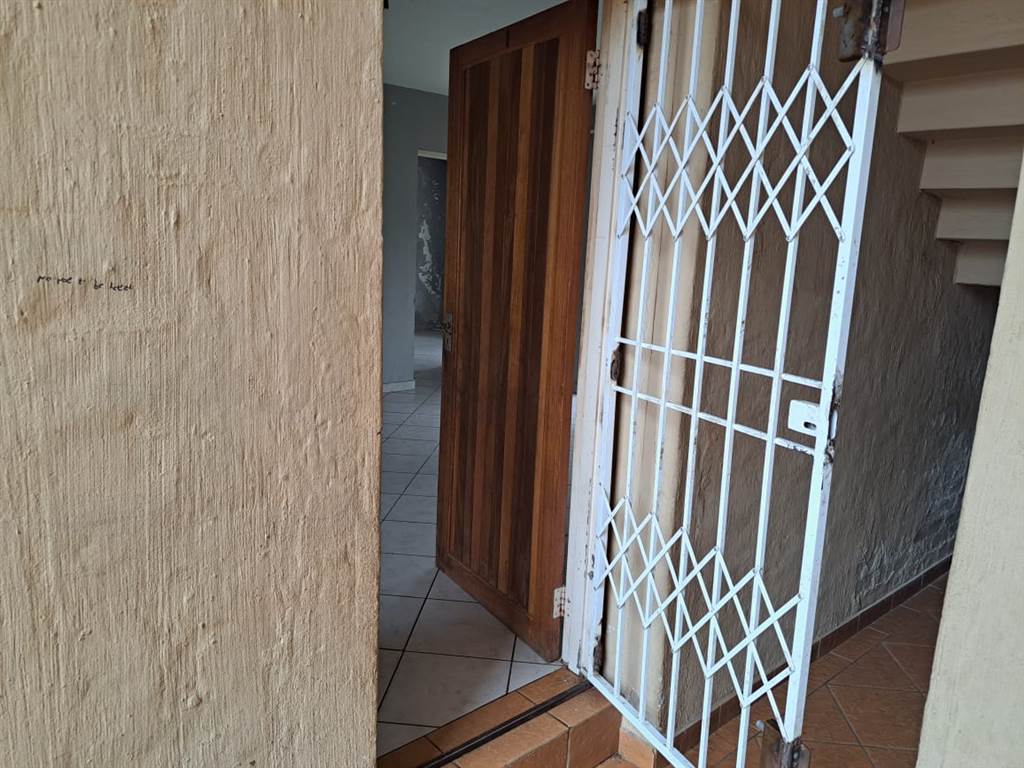 3 Bed Apartment in Rensburg photo number 3