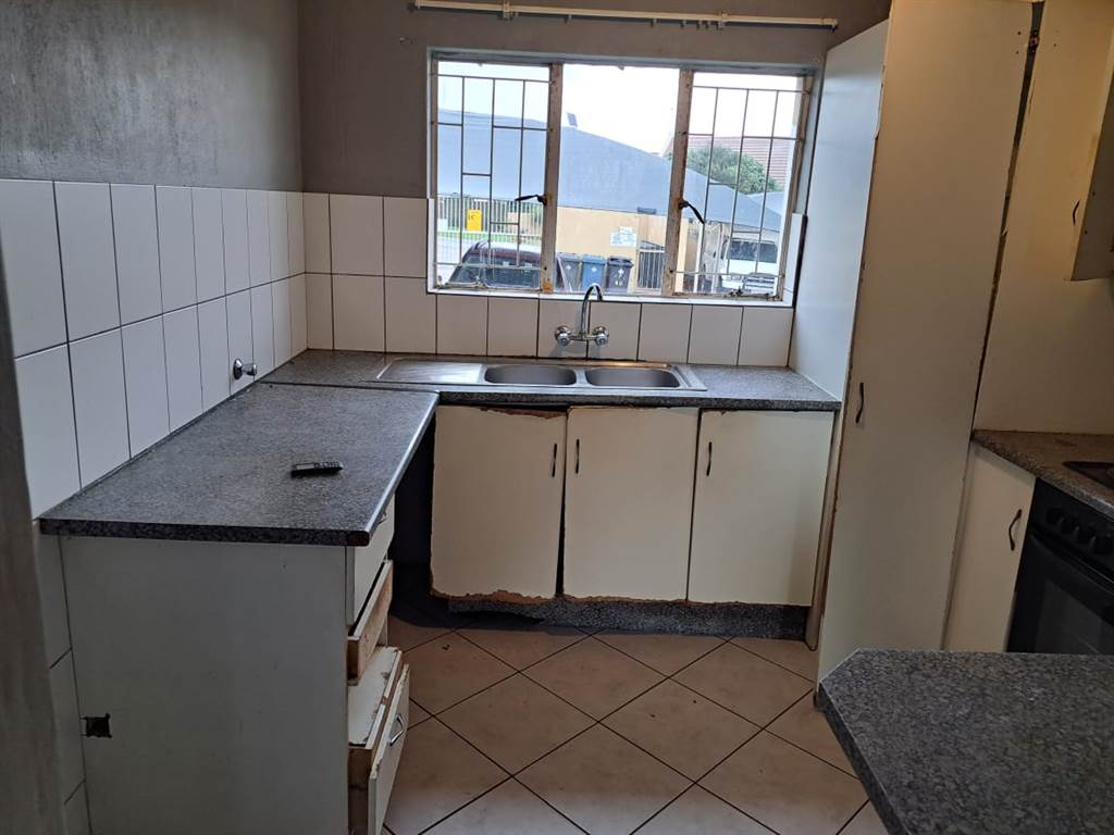 3 Bed Apartment in Rensburg photo number 21