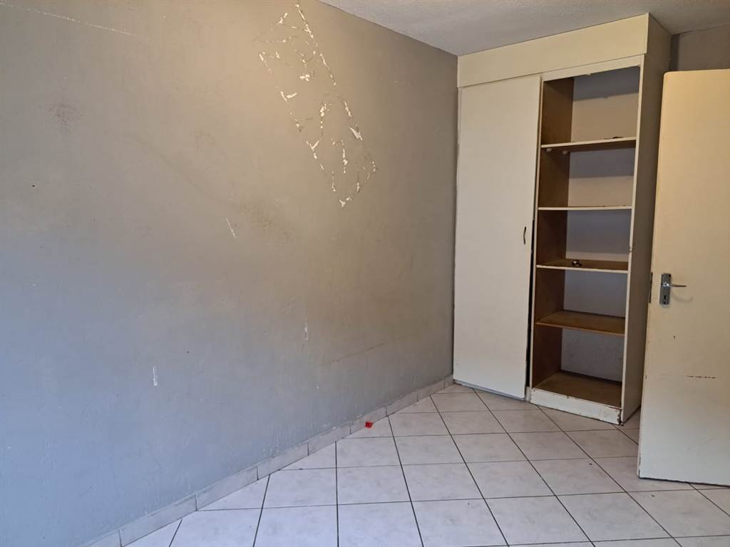 3 Bed Apartment in Rensburg photo number 4