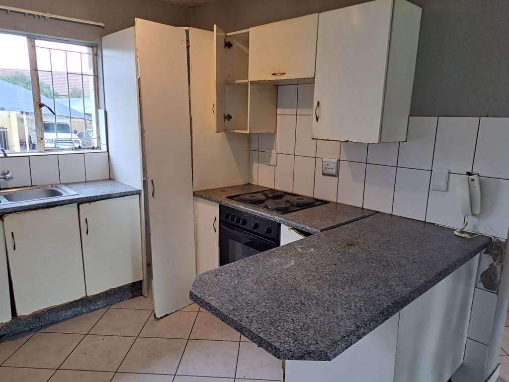 3 Bed Apartment in Rensburg photo number 22