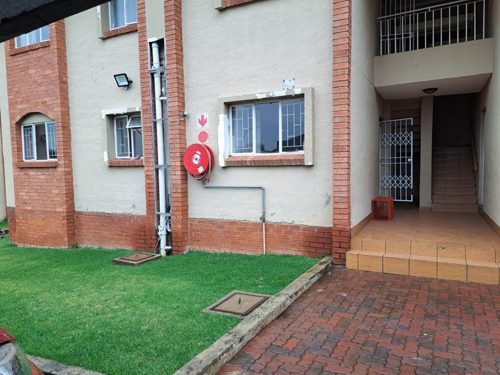 3 Bed Apartment in Rensburg photo number 1