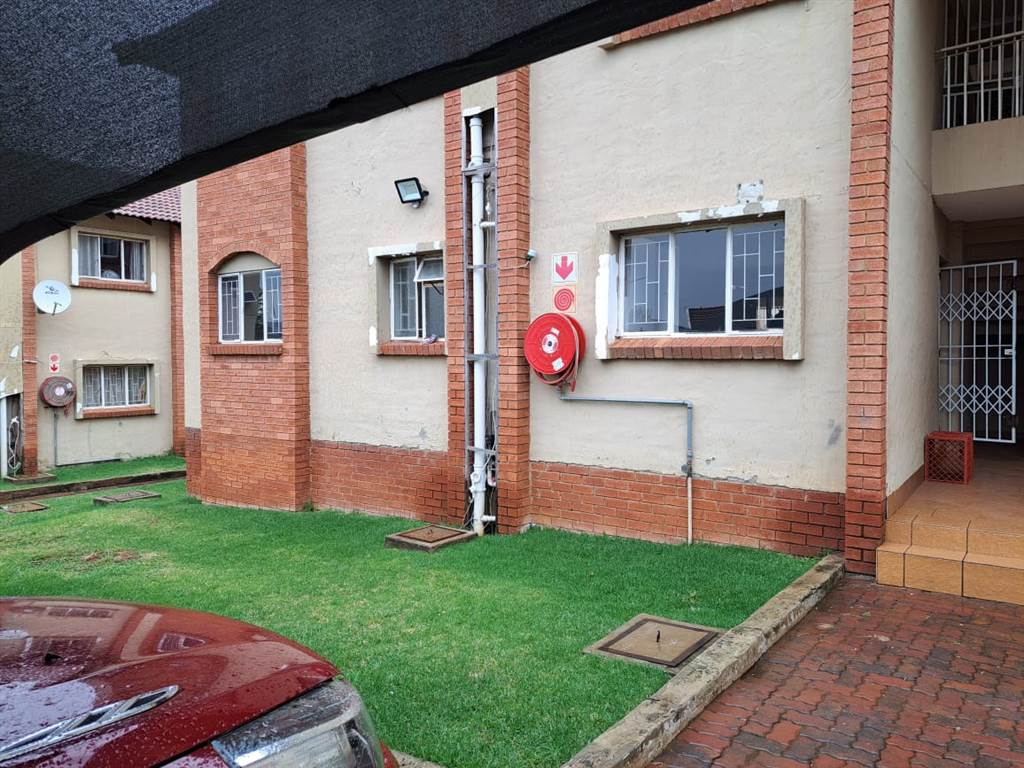 3 Bed Apartment in Rensburg photo number 24