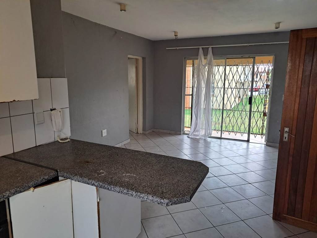 3 Bed Apartment in Rensburg photo number 19