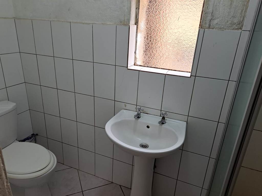 3 Bed Apartment in Rensburg photo number 12