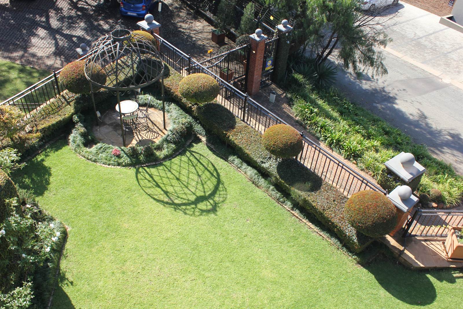 6 Bed House in Waterkloof Ridge photo number 3
