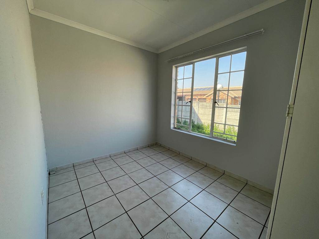 3 Bed Townhouse in Wilgeheuwel photo number 11