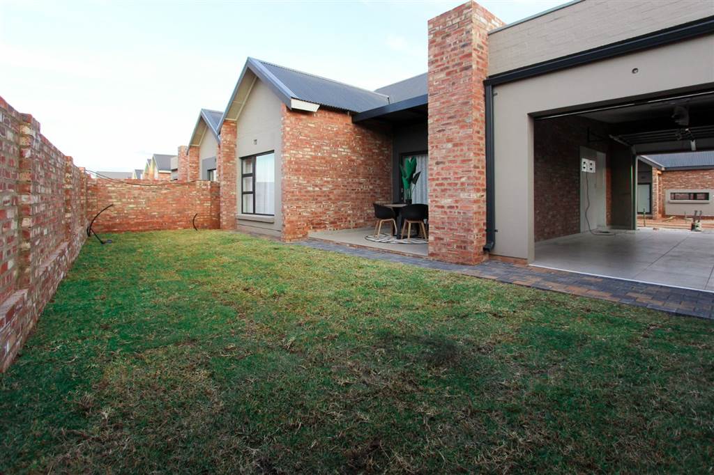 2 Bed Townhouse in De Land Estate photo number 1