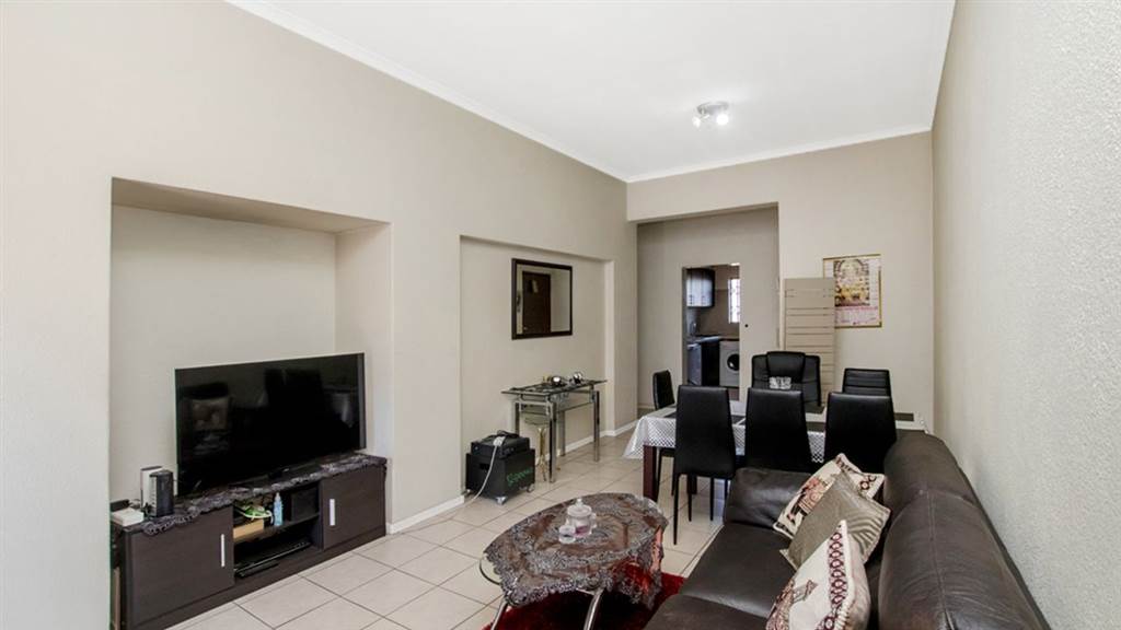 2 Bed Apartment in Woodmead photo number 2
