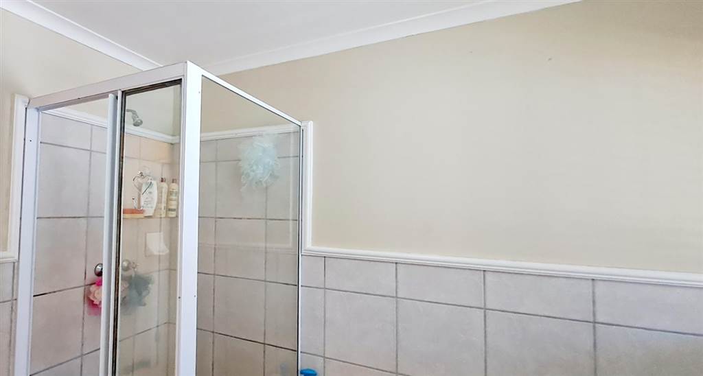 2 Bed Apartment in Lower Robberg photo number 12