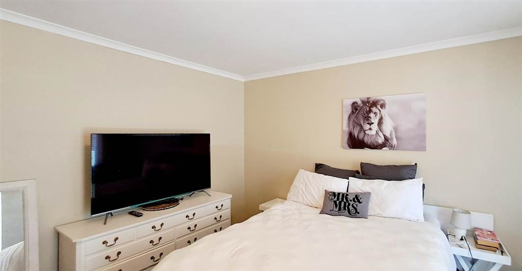 2 Bed Apartment in Lower Robberg photo number 5