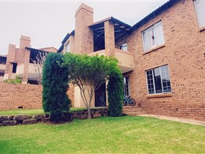 Townhouse in Die Hoewes