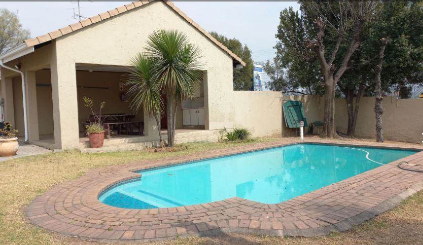 2 Bed Townhouse in Marais Steyn Park photo number 3