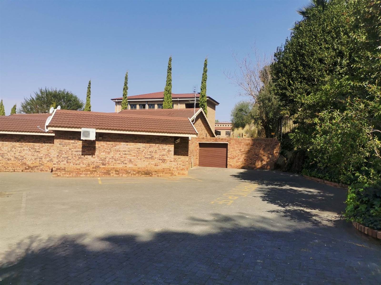 2 Bed Townhouse in Bloemfontein photo number 2