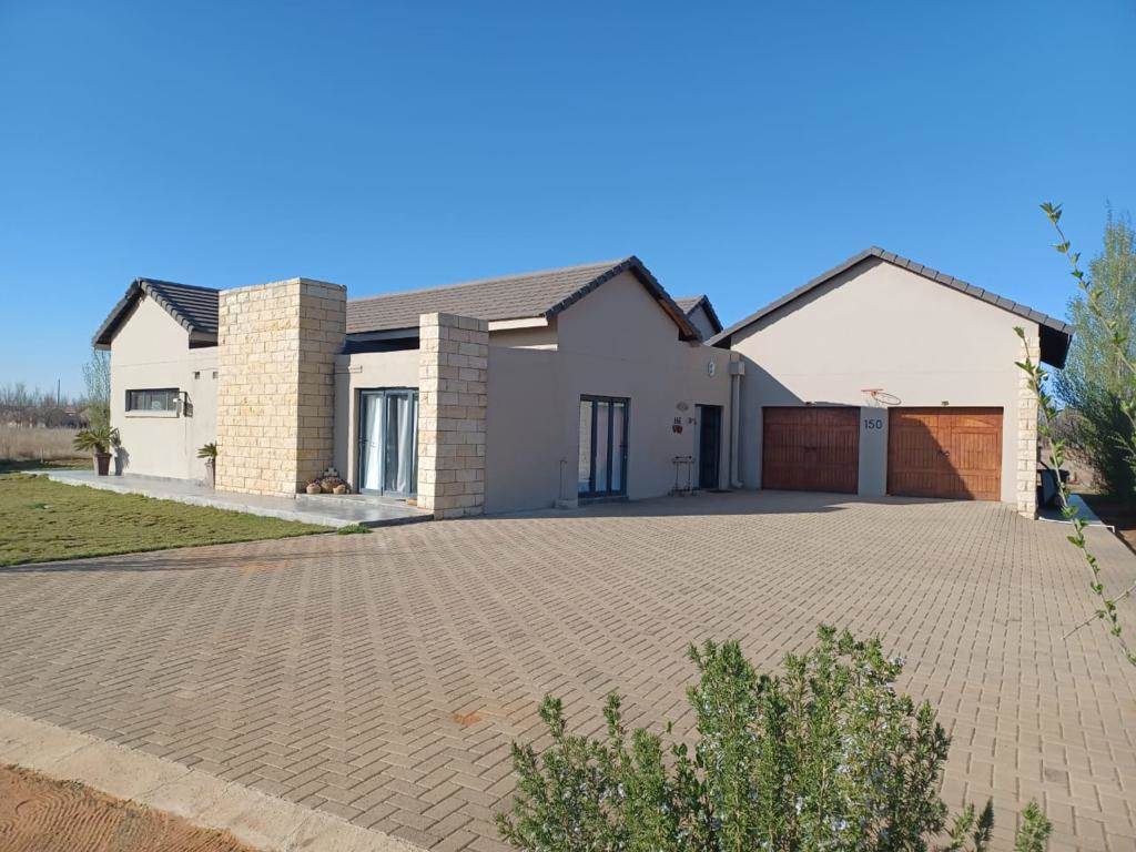4 Bed House in Magersfontein Memorial Golf Estate photo number 1