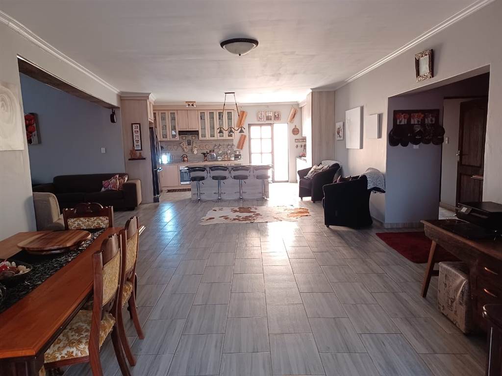 4 Bed House in Magersfontein Memorial Golf Estate photo number 11