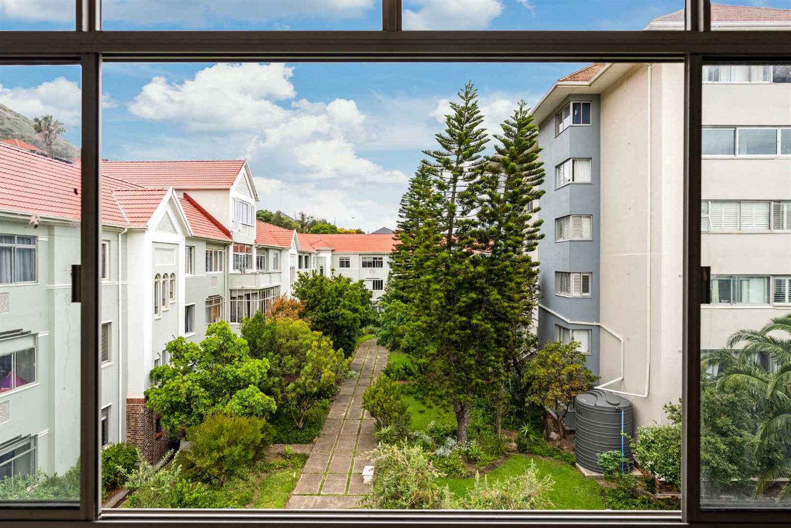 2 Bed Apartment in Green Point photo number 27