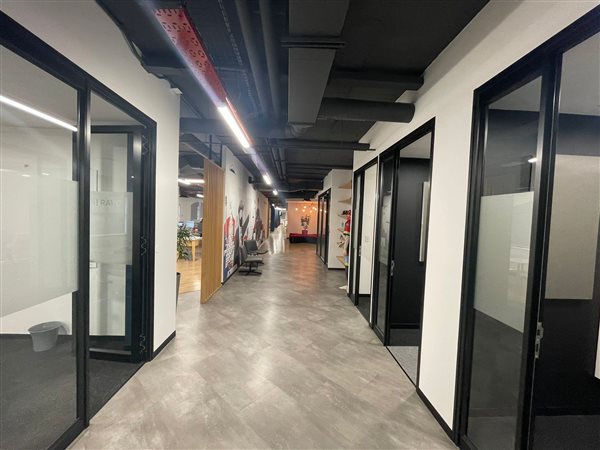 947  m² Commercial space