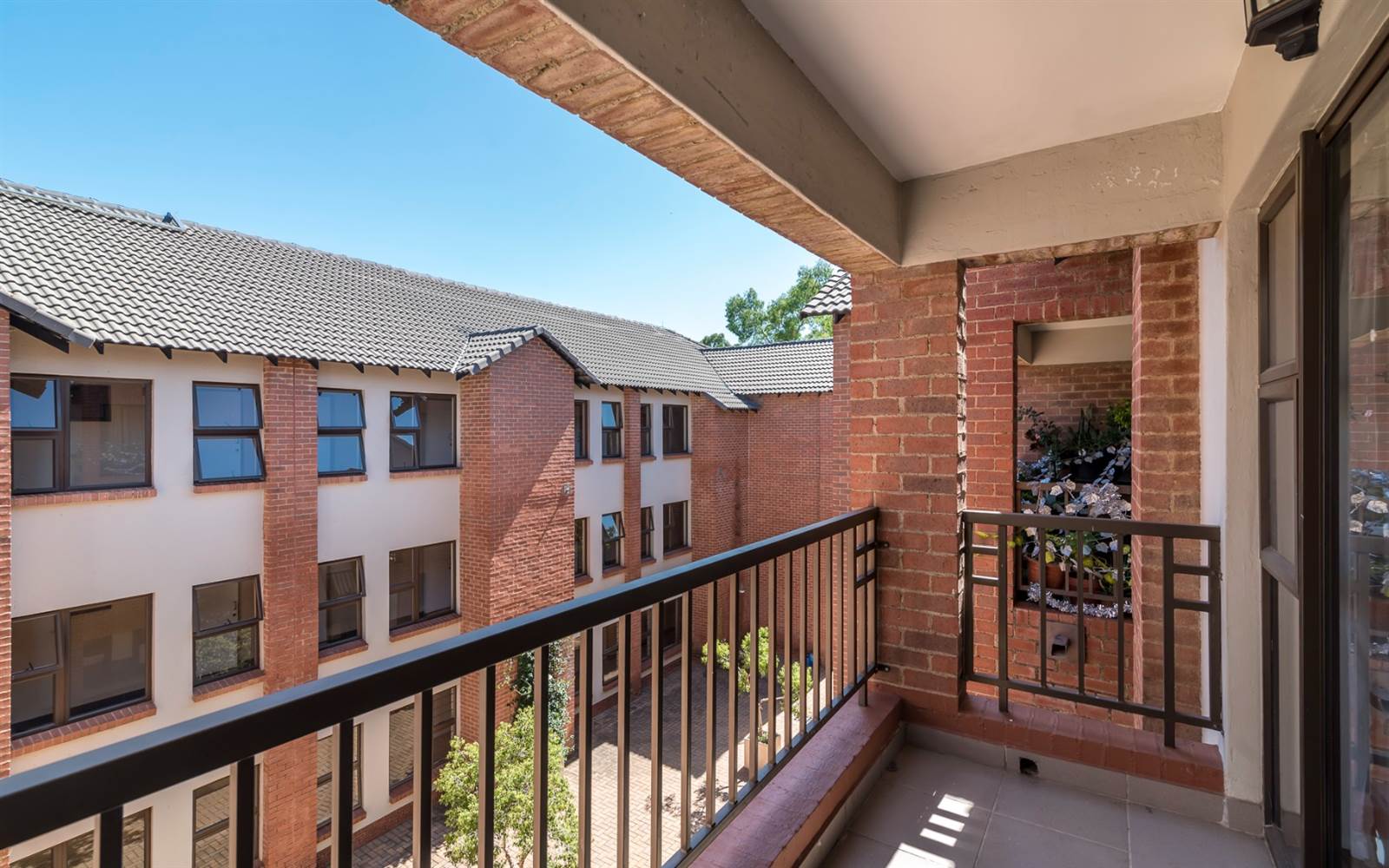 1 Bed Apartment in Douglasdale photo number 12