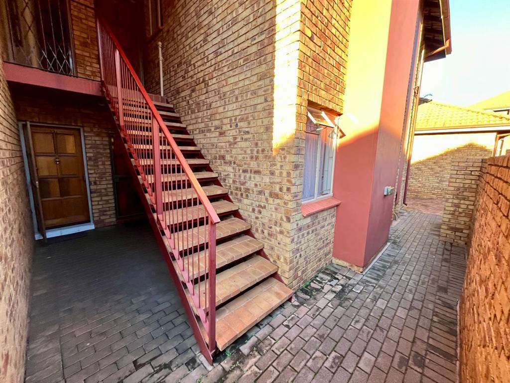 3 Bed Townhouse in Centurion CBD photo number 18