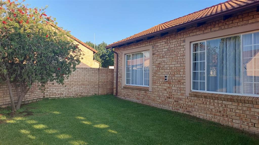 3 Bed Townhouse in Sasolburg photo number 2