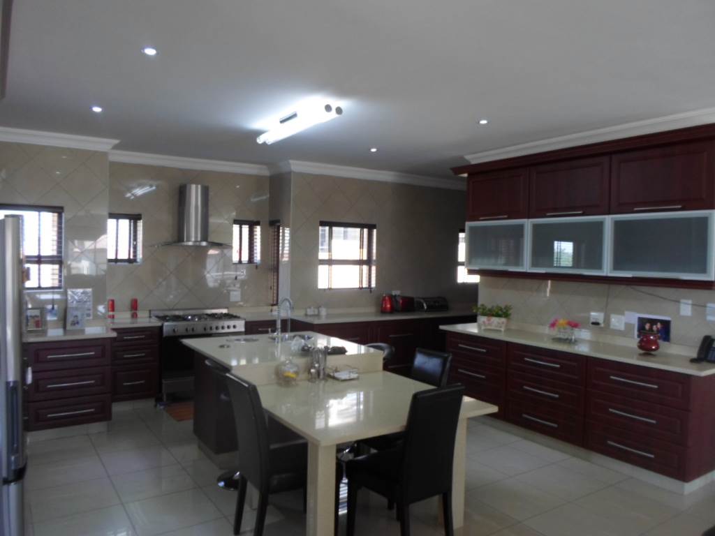 4 Bed House in Blue Valley Golf Estate photo number 4