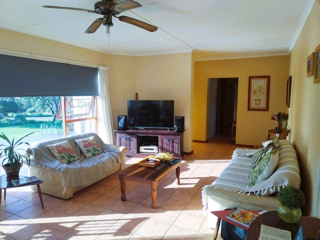 4 Bed House in Bredasdorp photo number 8