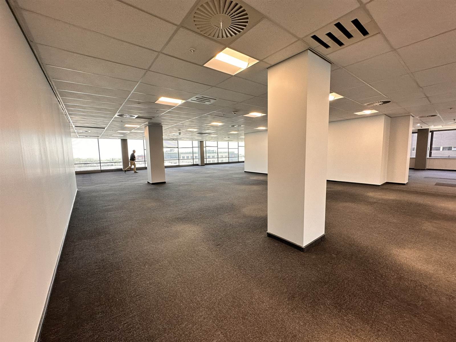 978  m² Commercial space in Rosebank photo number 17