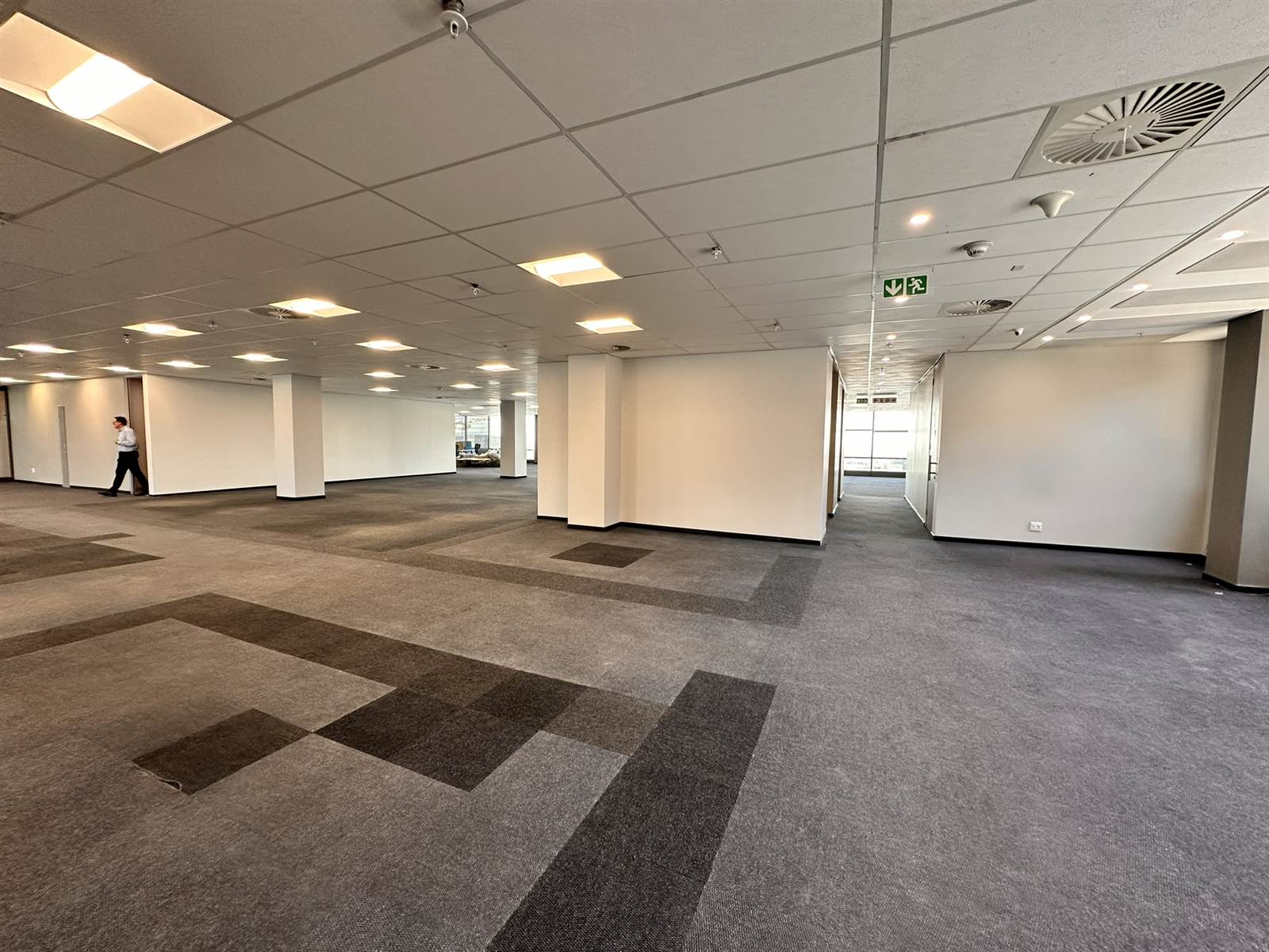 978  m² Commercial space in Rosebank photo number 8