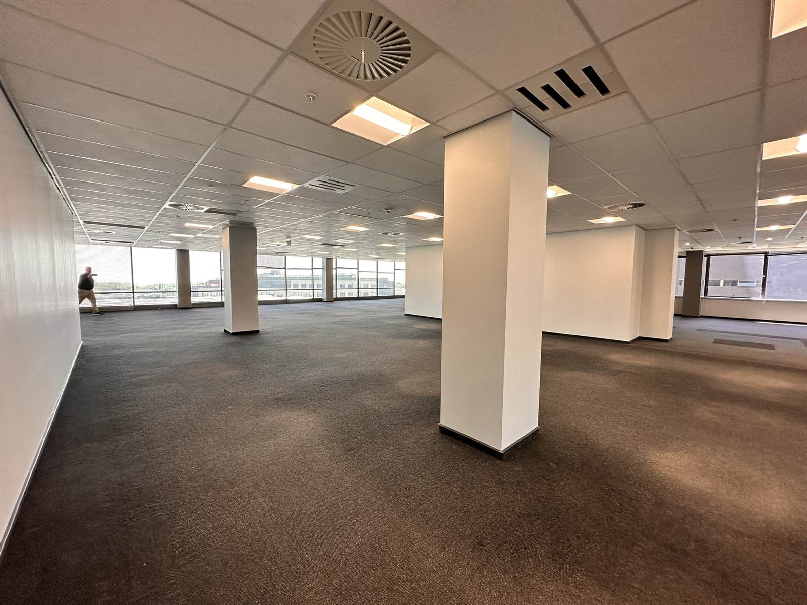978  m² Commercial space in Rosebank photo number 16