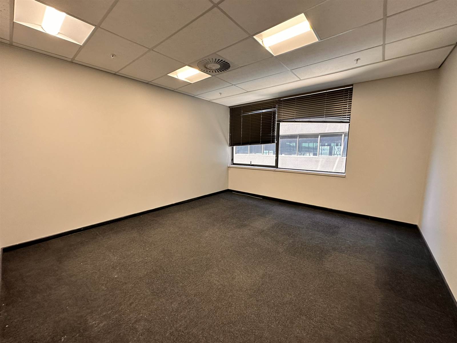 978  m² Commercial space in Rosebank photo number 12