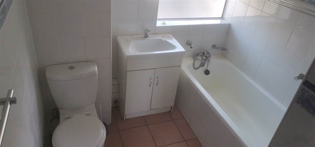 2 Bed Apartment in Uvongo photo number 5