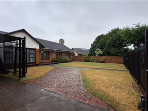 4 Bed House in Robertsham