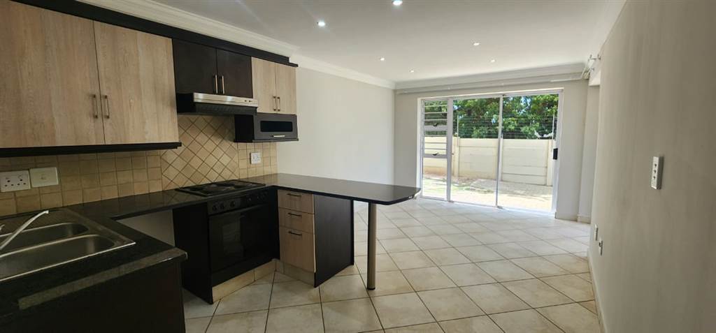 2 Bed Apartment in Jeffreys Bay photo number 3