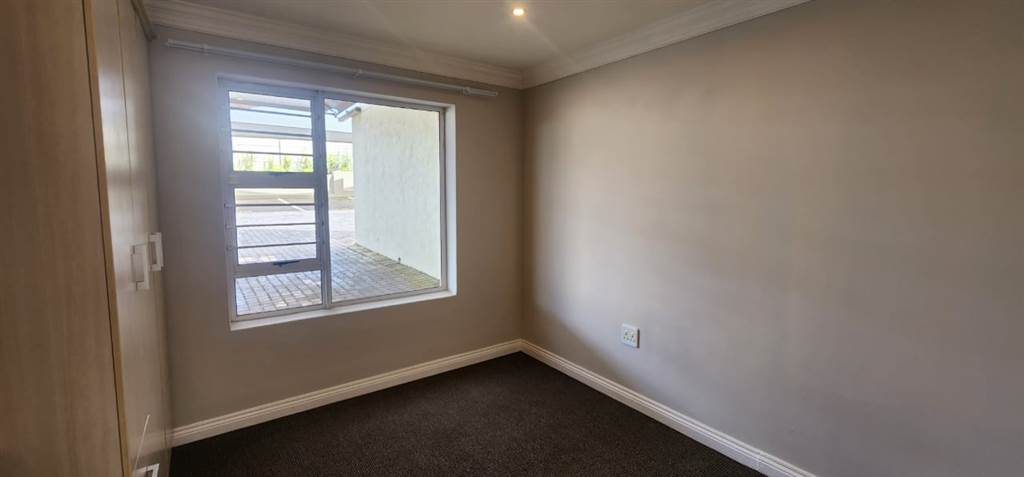 2 Bed Apartment in Jeffreys Bay photo number 8