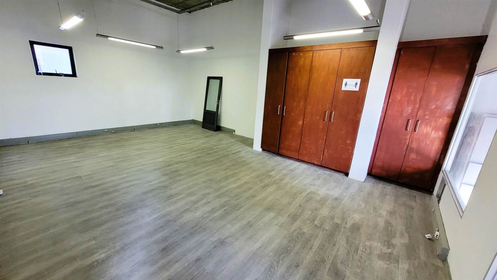 345  m² Office Space in Zwartkop photo number 15