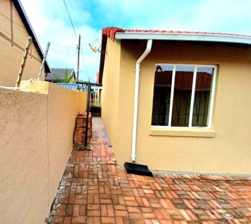 3 Bed Townhouse in Ormonde photo number 2