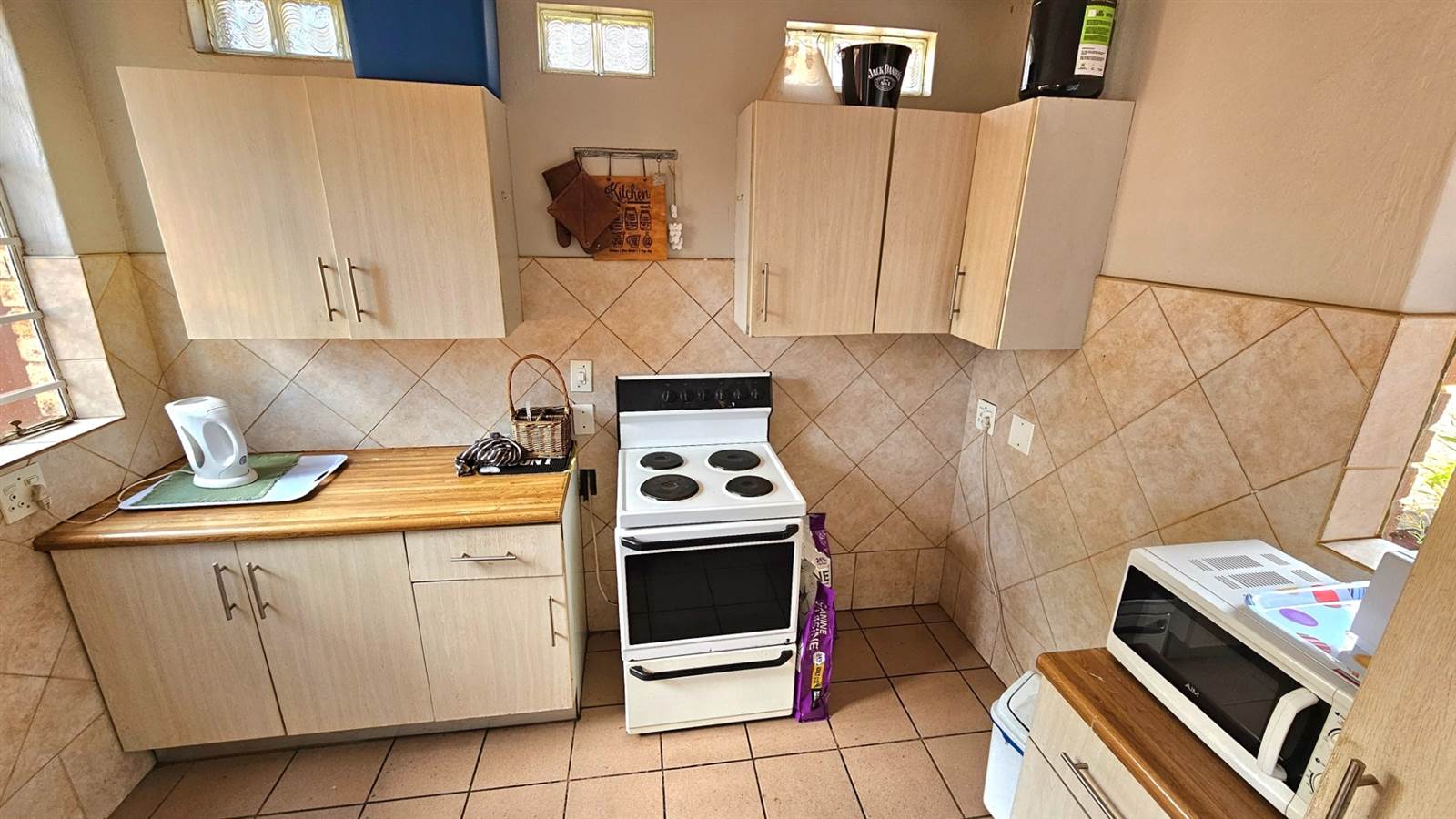 3 Bed Townhouse in Garsfontein photo number 6
