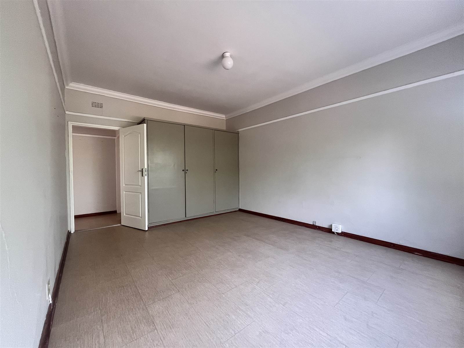 2 Bed Apartment in Wilkoppies photo number 8