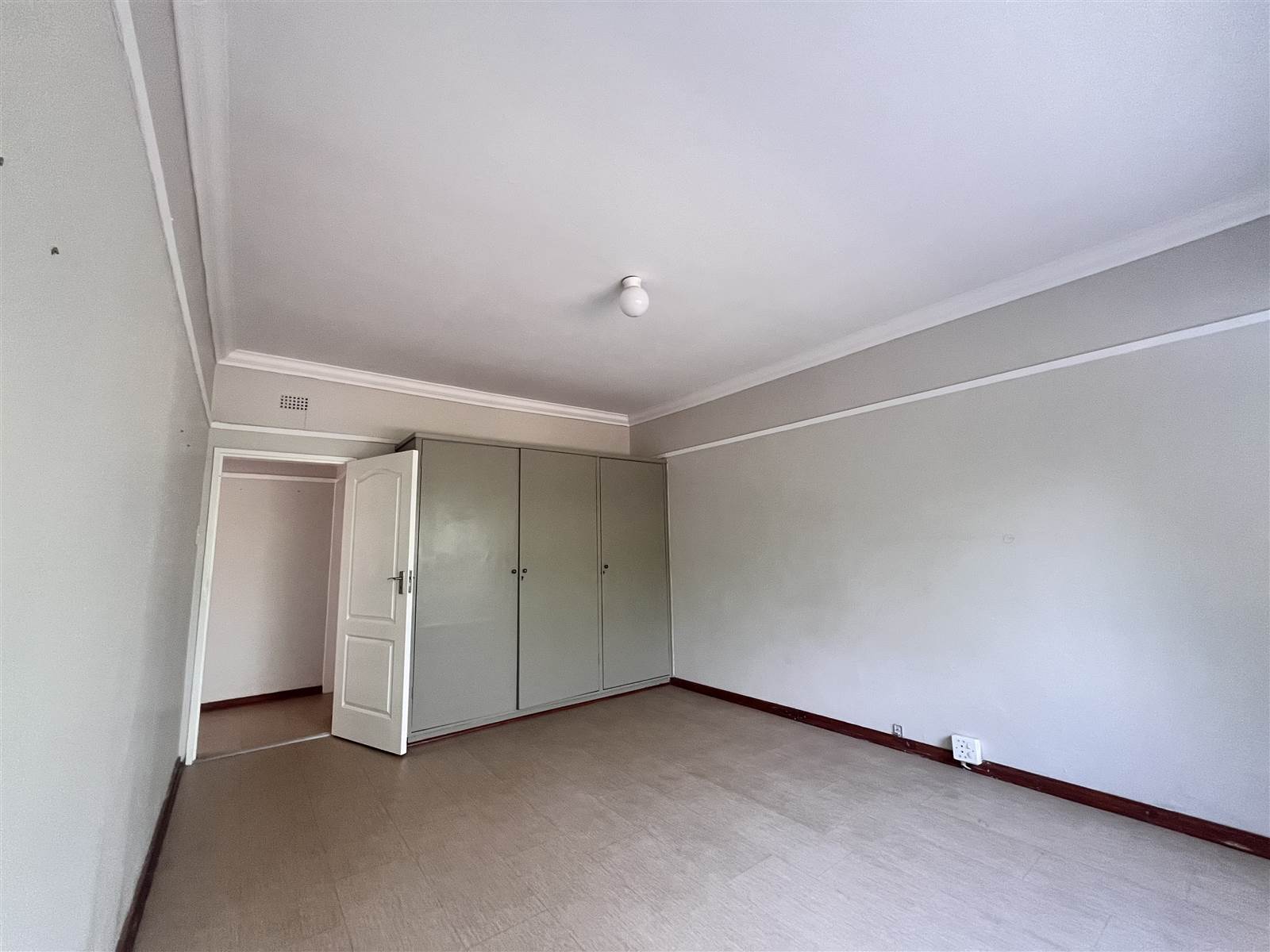 2 Bed Apartment in Wilkoppies photo number 9