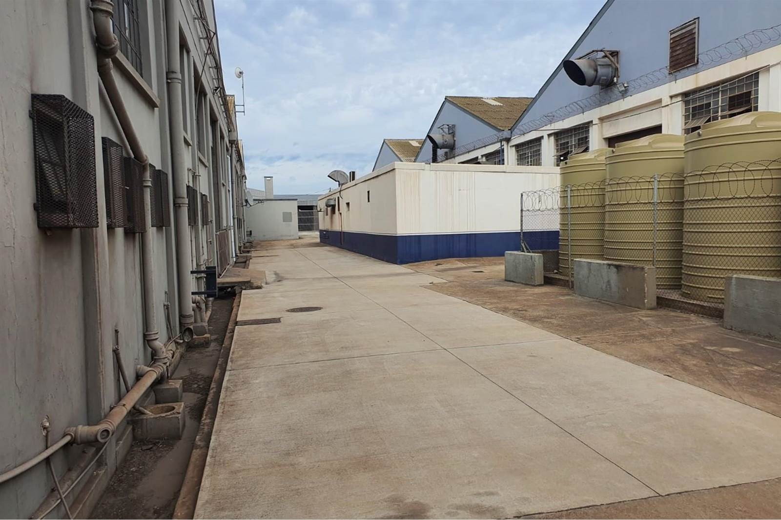 1500  m² Industrial space in Deal Party photo number 11