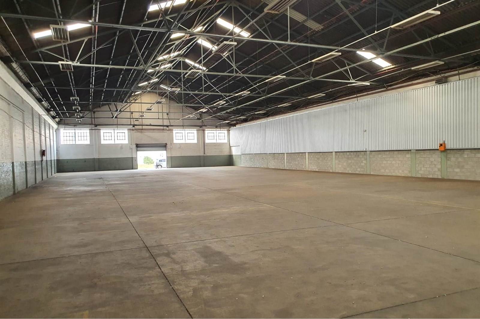 1500  m² Industrial space in Deal Party photo number 2