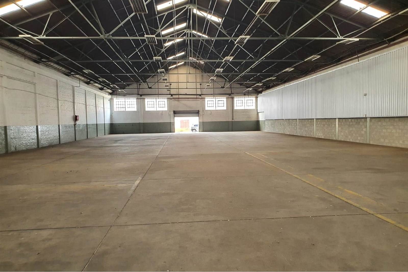 1500  m² Industrial space in Deal Party photo number 1